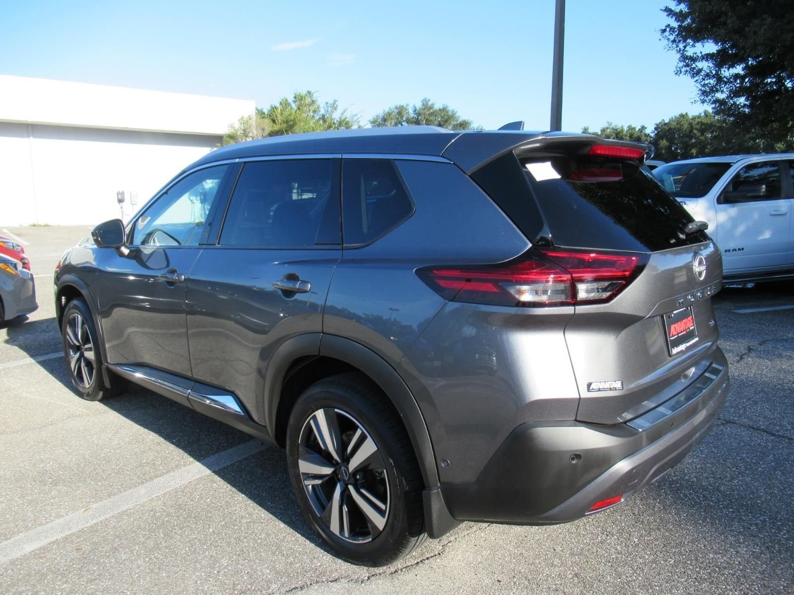Used 2022 Gray Nissan SL image 5