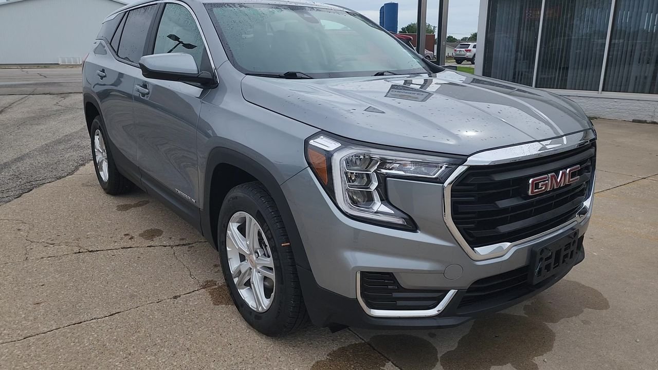 Used 2024 Sterling Metallic GMC SLE image 5