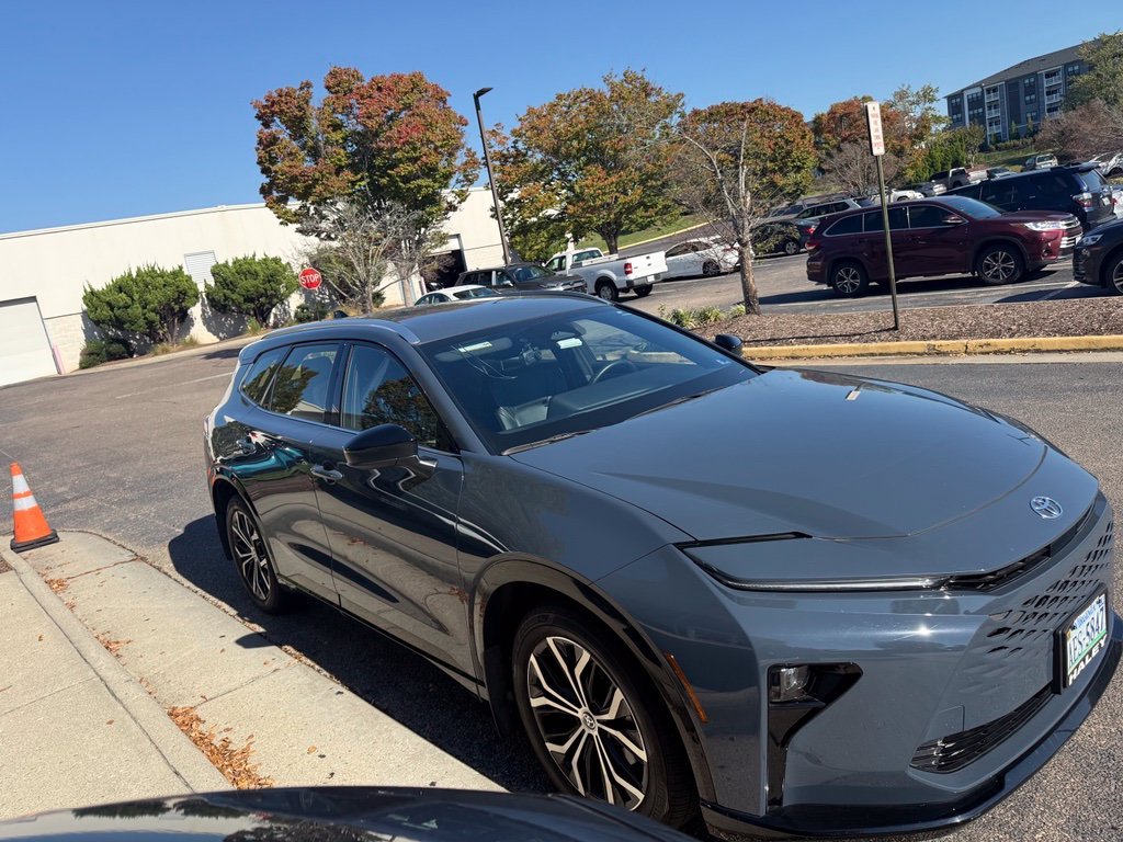 Used 2025 White Toyota XLE image 1