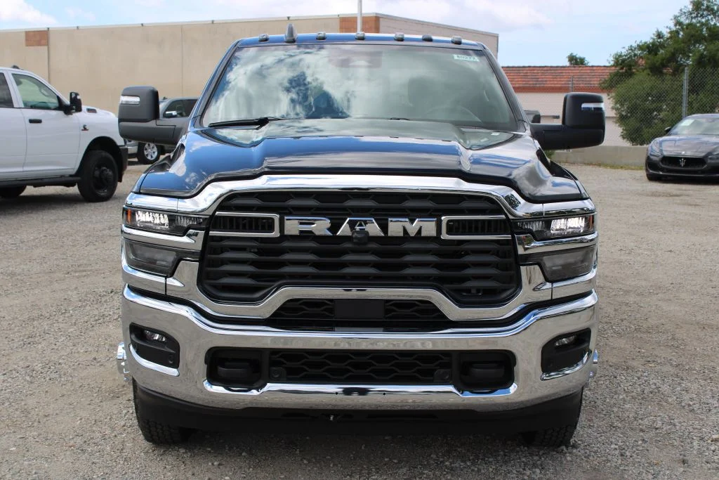 New 2026 Diamond Black Crystal Pearl-Coat Exterior Paint Ram Tradesman image 2