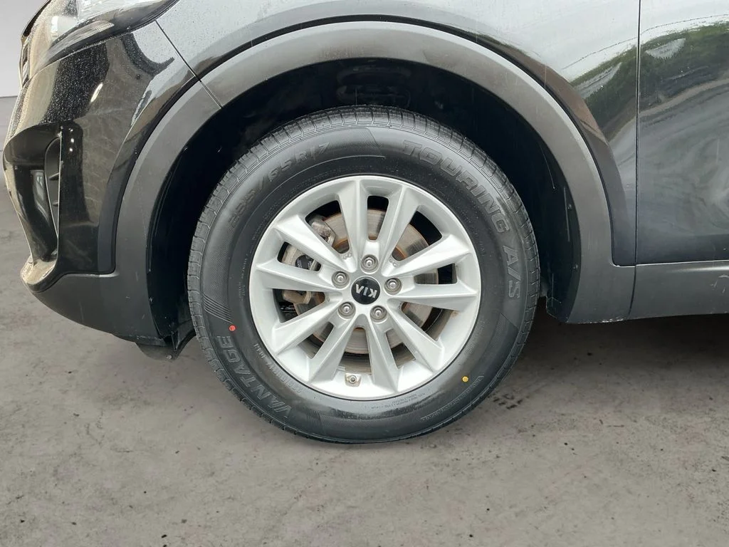 Used 2019 Black Kia L image 9