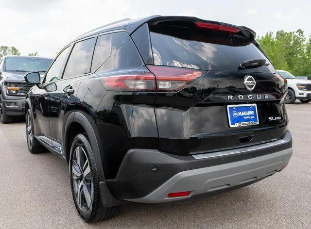 Used 2021 Black Nissan SL image 8