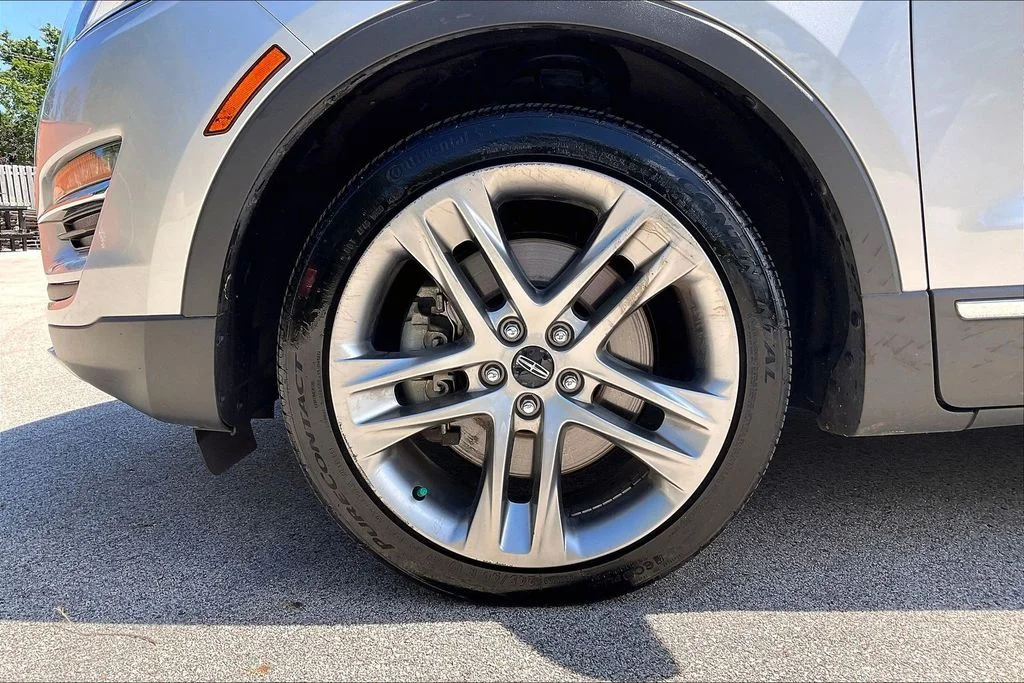 Used 2015 Silver Lincoln Base image 7