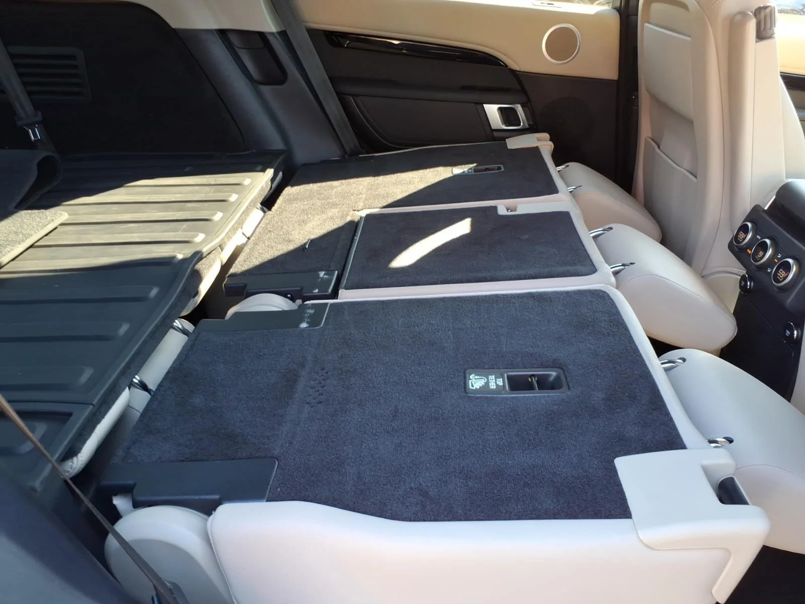 Used 2020 Fuji White Land Rover SE image 30