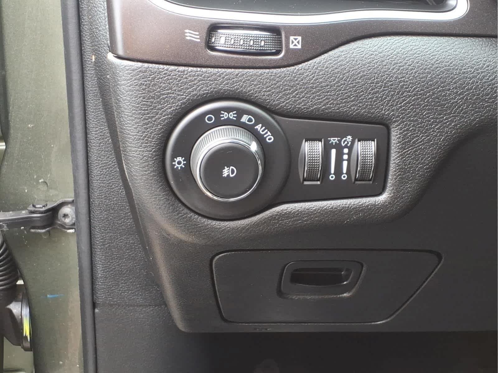 Used 2021 Olive Green Pearlcoat Jeep Trailhawk image 13