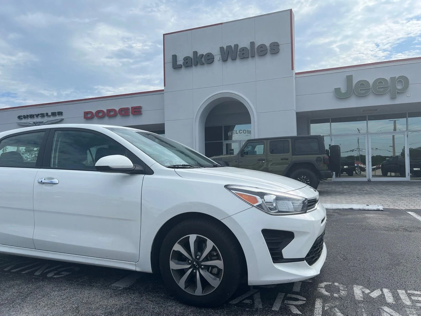 Used 2021 White Kia S image 1