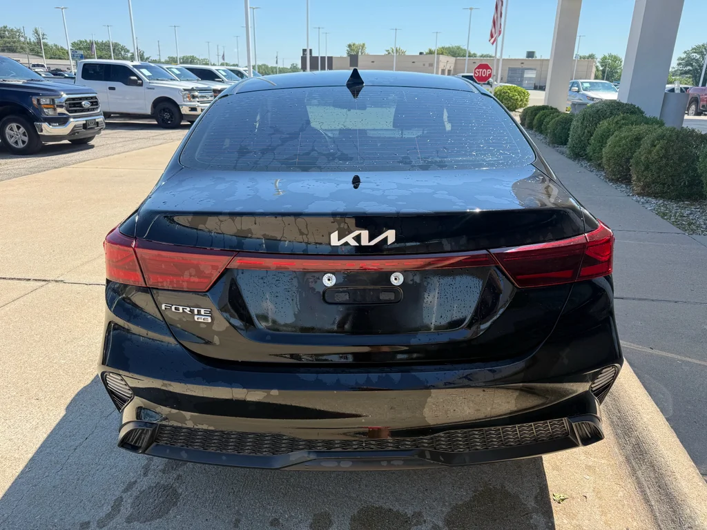 Used 2022 Aurora Black Kia FE image 11