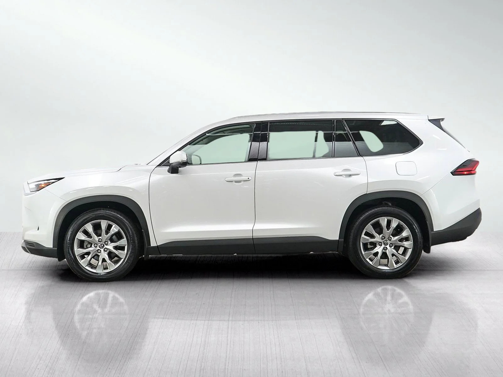 Used 2025  Toyota XLE image 2
