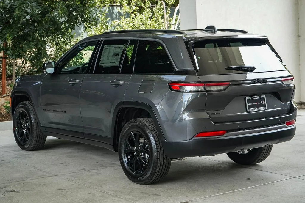 New 2026 Baltic Gray Metallic Clear-Coat Exterior Paint Jeep Altitude image 4
