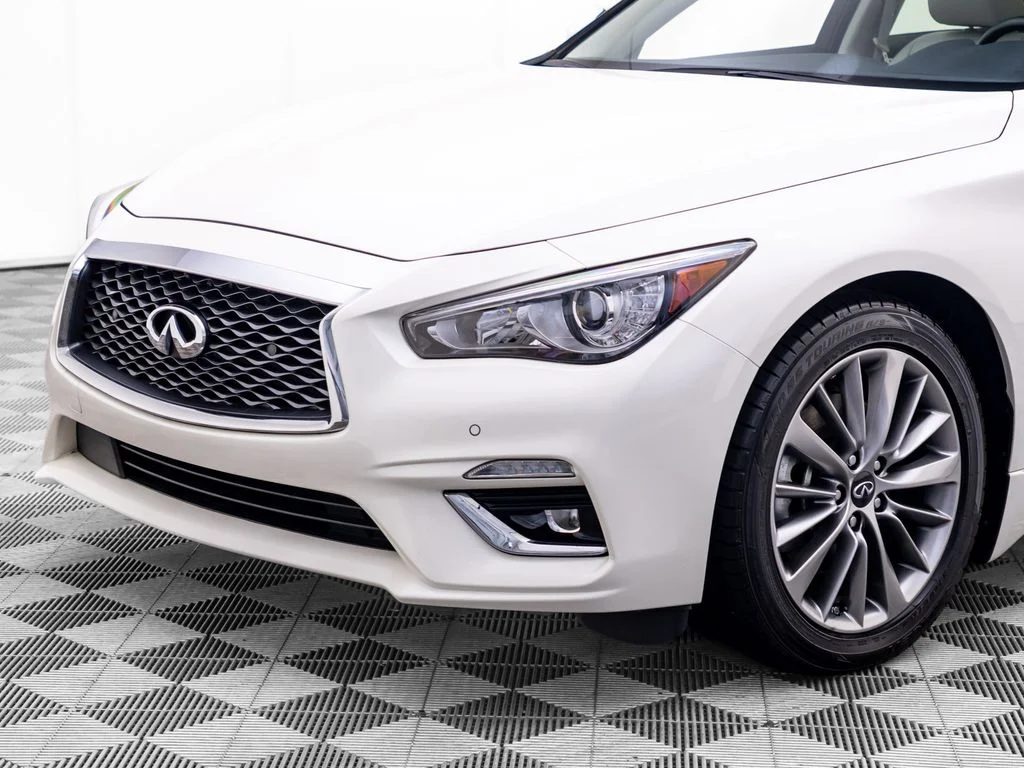 Used 2023 White INFINITI LUXE image 34