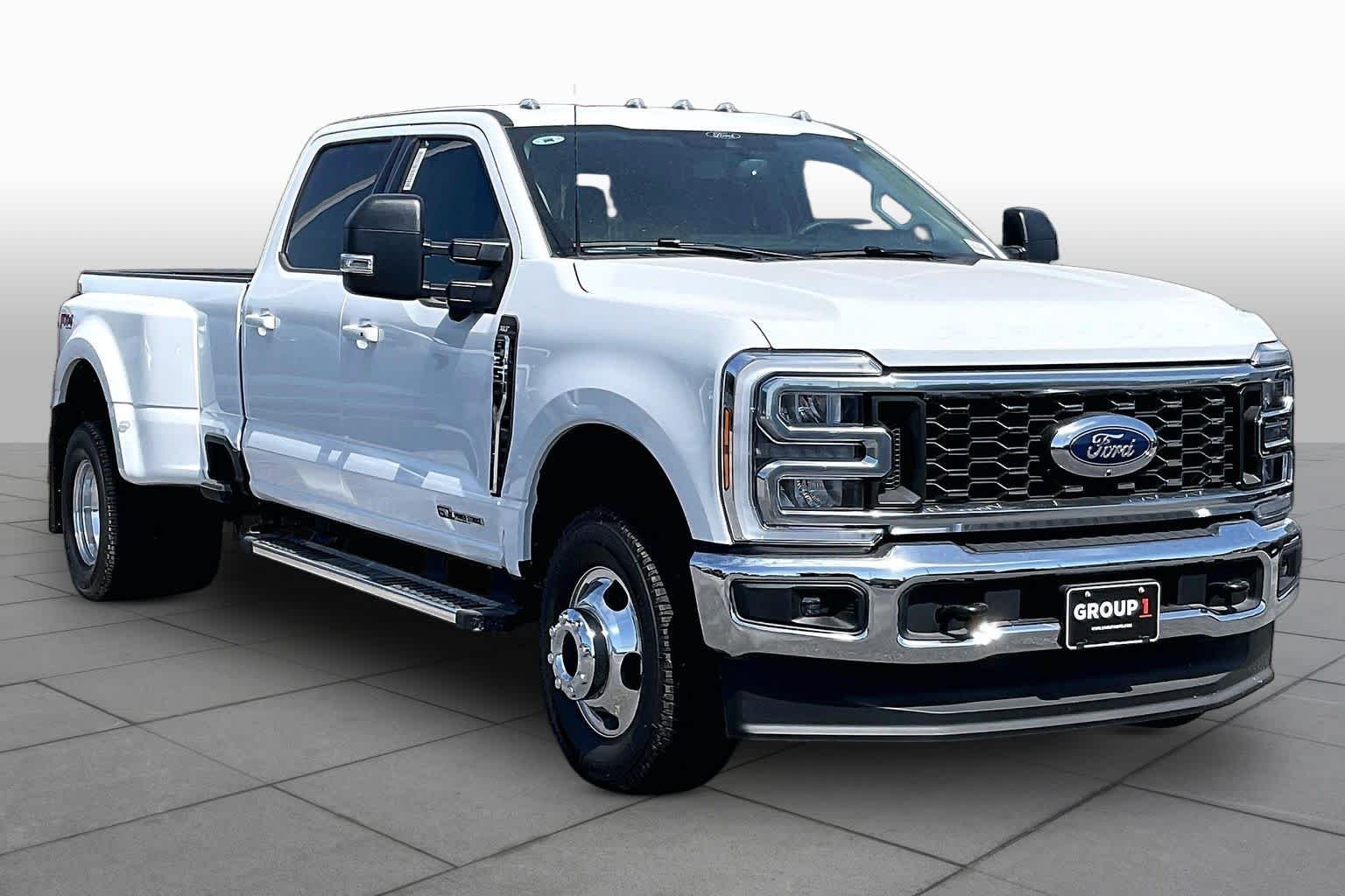 New 2026 Oxford White Ford XLT image 2