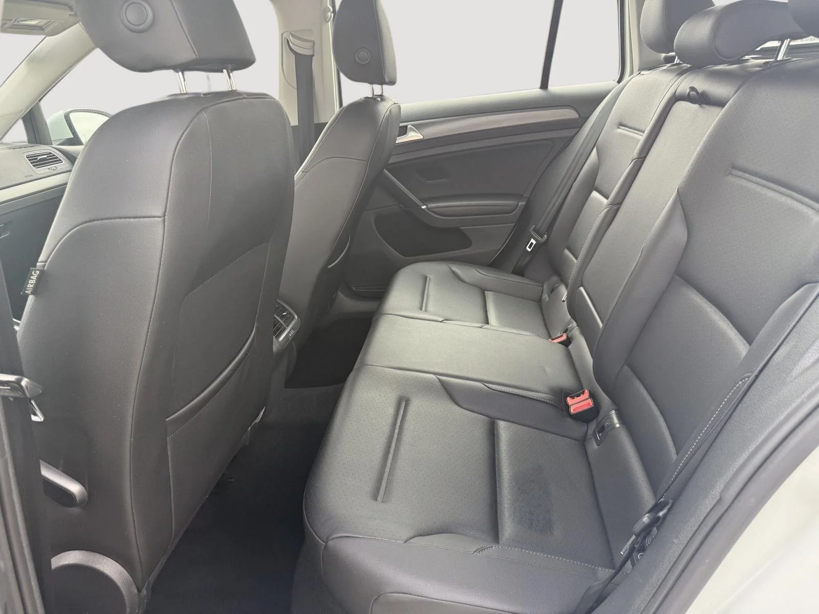 Used 2018 Pure White Volkswagen SE image 20