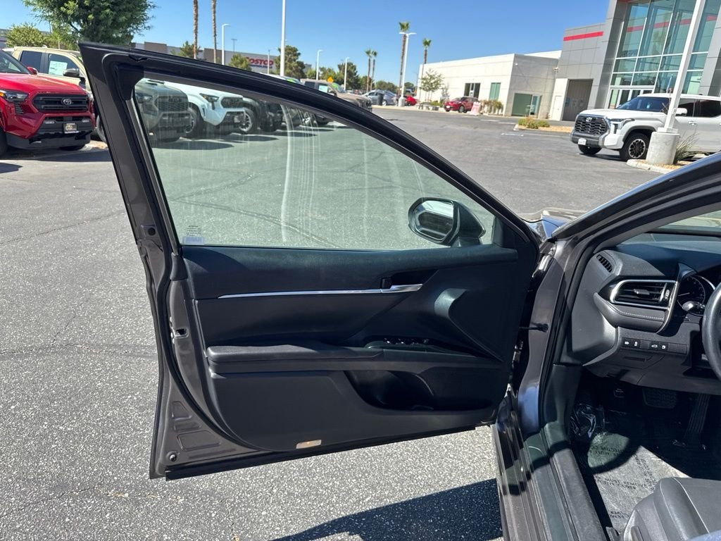 Used 2018 Gray Toyota SE image 12