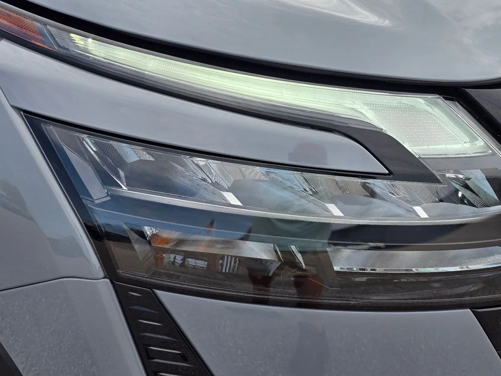 Used 2026 Gray Nissan Platinum image 5