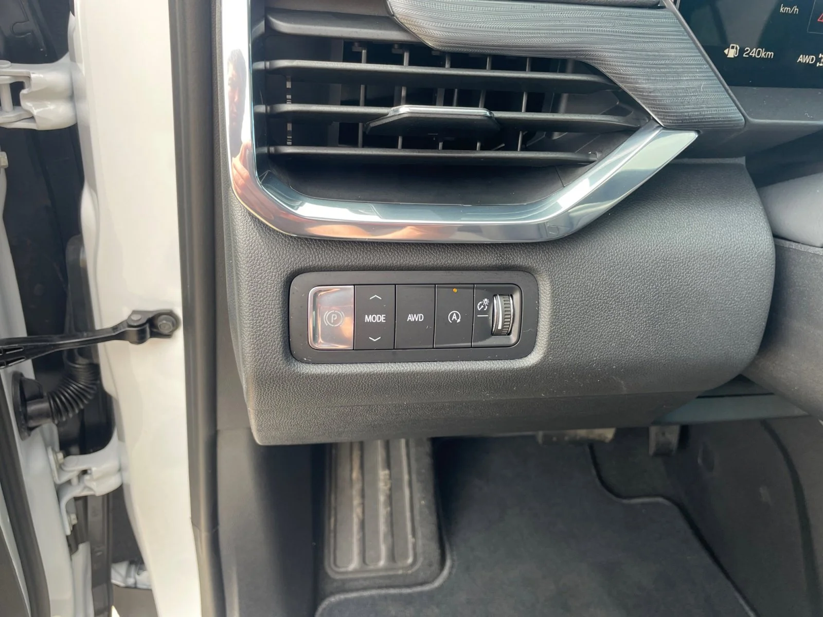New 2026 Summit White GMC Elevation AWD image 16