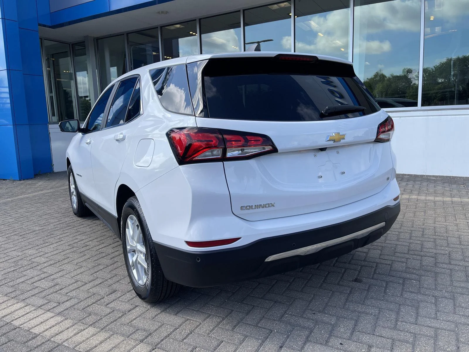 Used 2024 Summit White Chevrolet LT image 3
