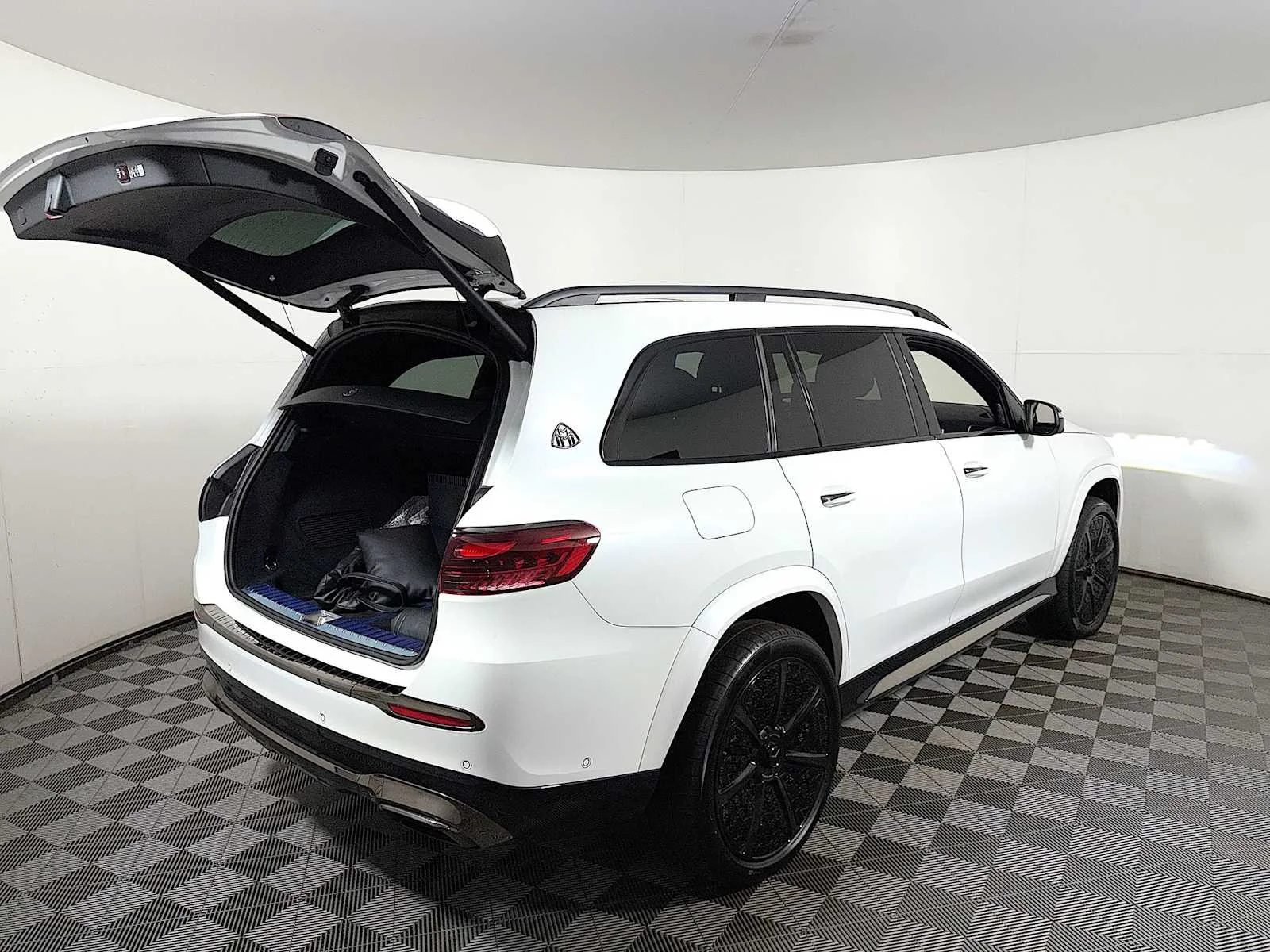 Used 2025 MANUFAKTUR Moonlight White Metallic Mercedes-Benz Maybach GLS 600 image 23