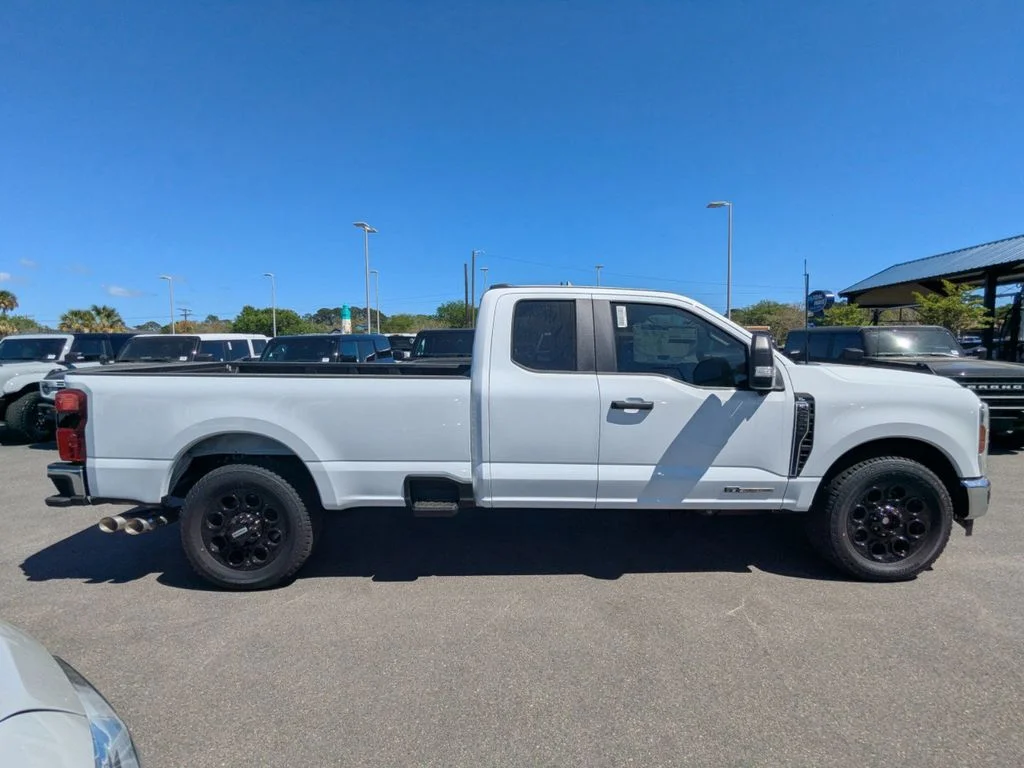 New 2026 Oxford White Ford XL image 3