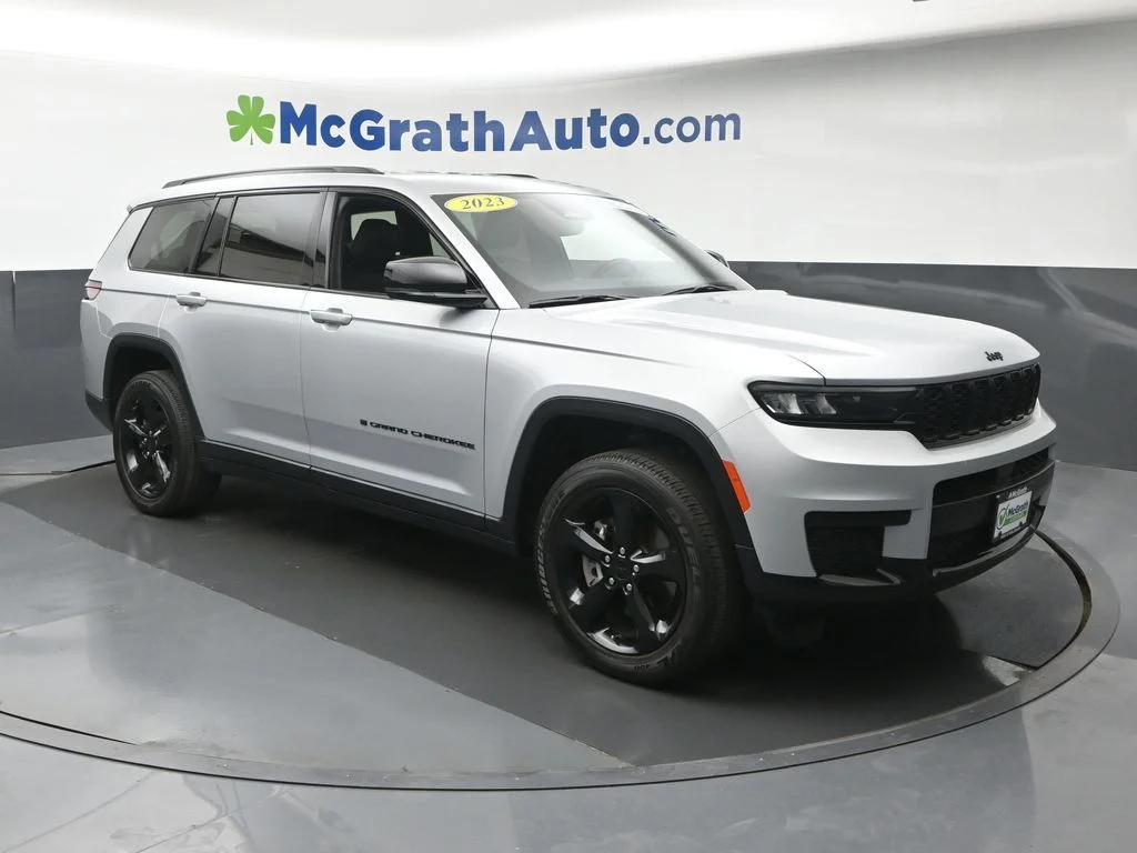 Used 2023 Silver Jeep Altitude image 3