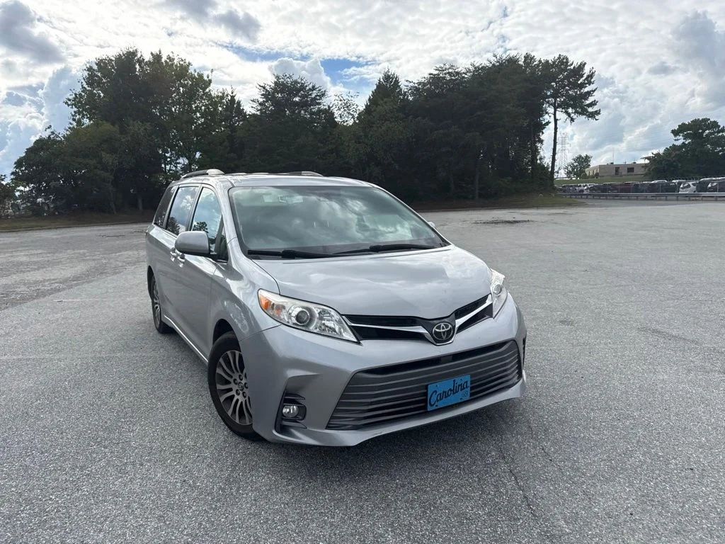 Used 2018 Silver Toyota XLE Premium image 5