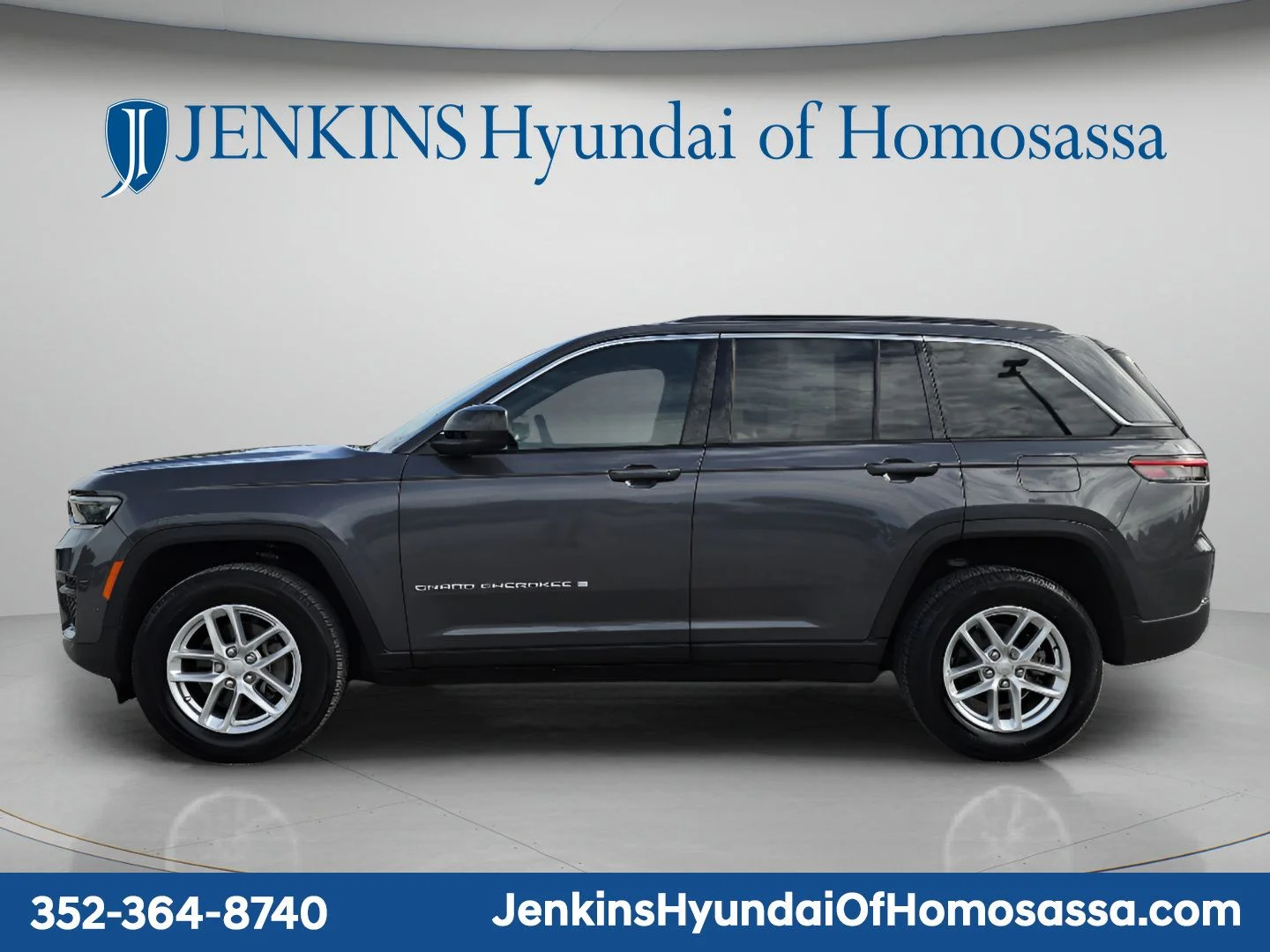 Used 2024 Gray Jeep Laredo X image 8