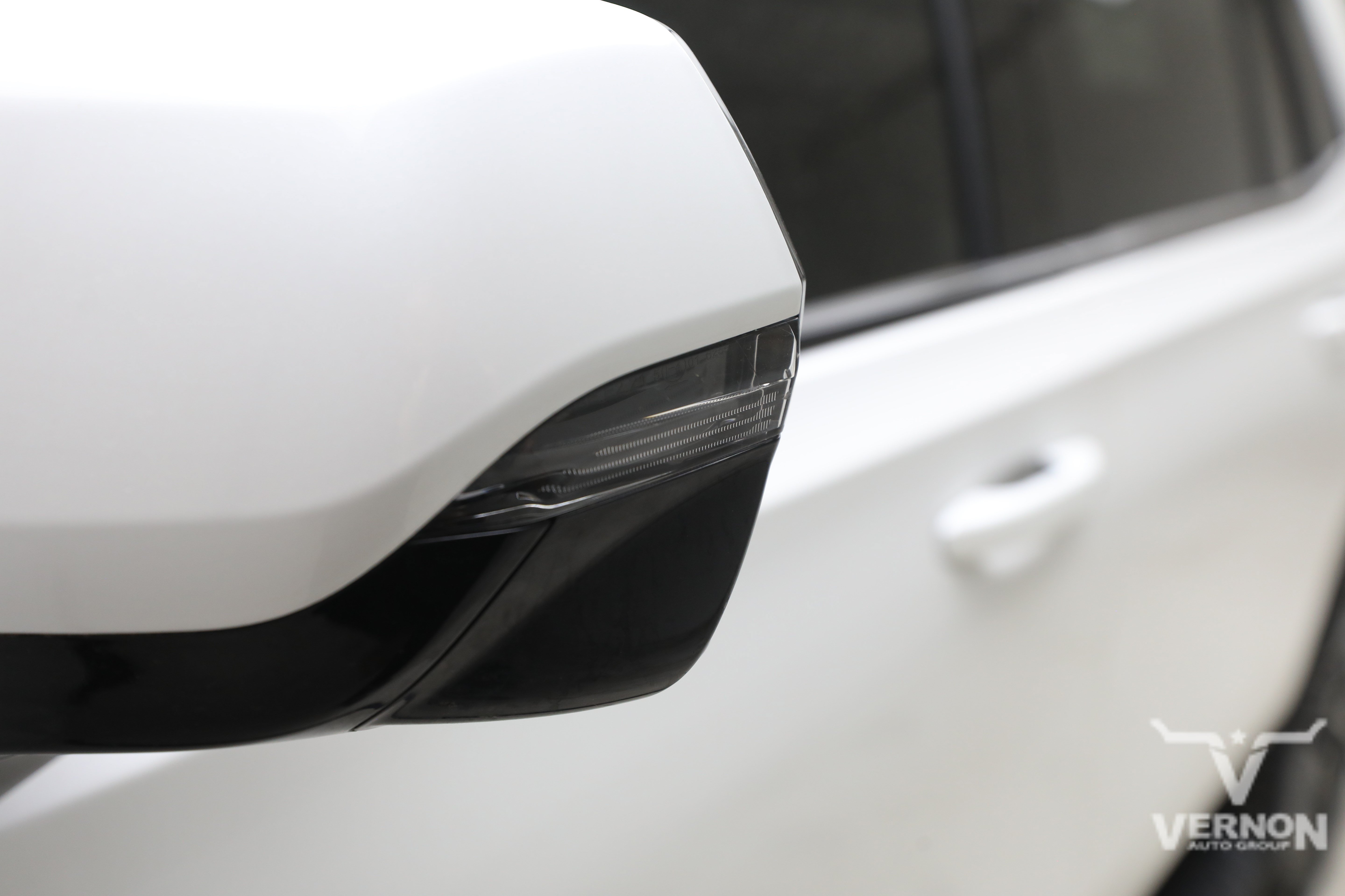 Used 2024 Iridescent Pearl Tricoat Chevrolet Y image 35