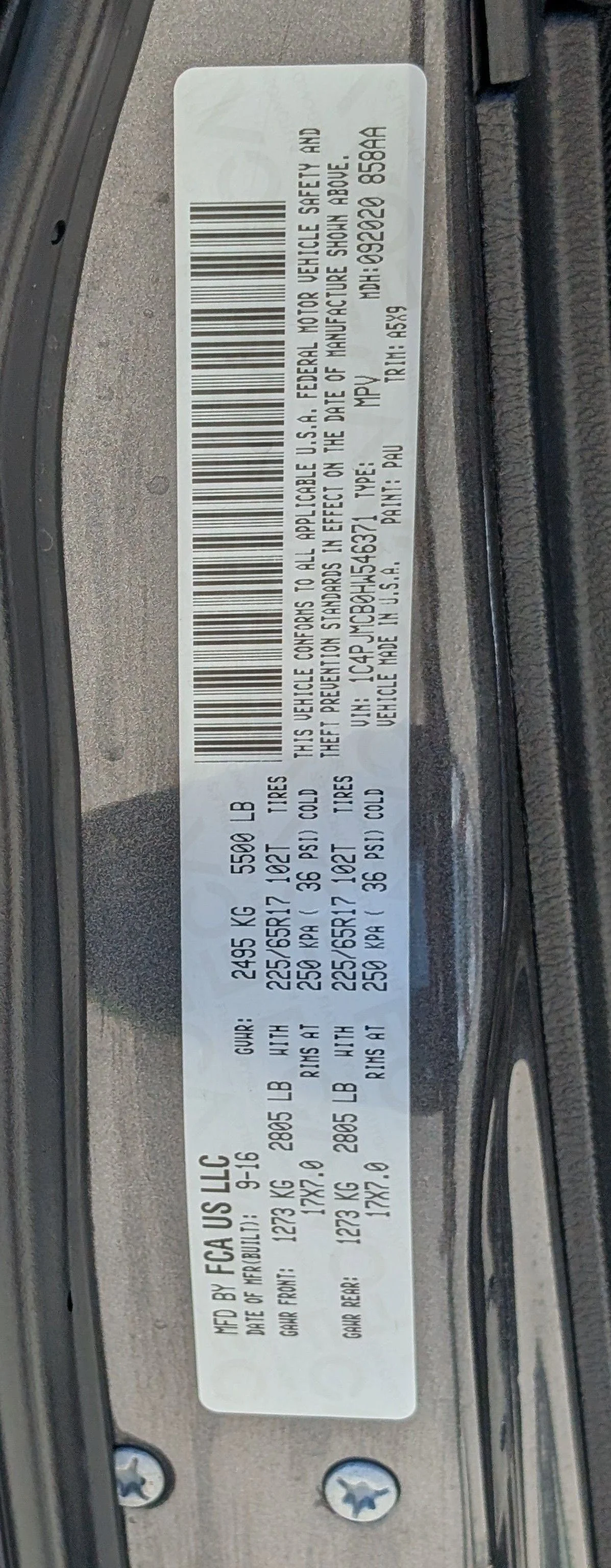 Used 2017 Granite Crystal Metallic Clearcoat Jeep Latitude image 31