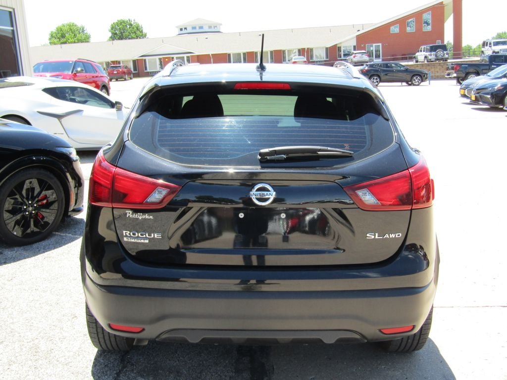 Used 2017 Black Nissan SL image 4