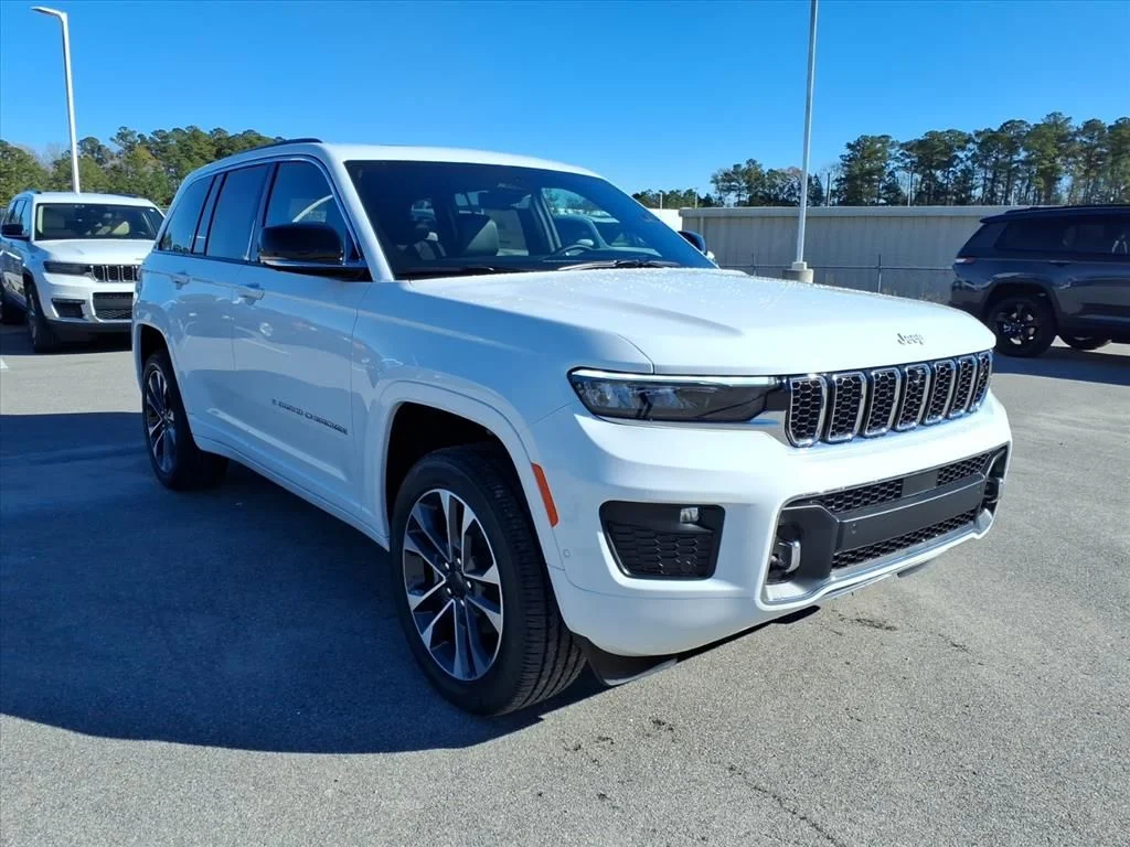 New 2025 Bright White Clear-Coat Exterior Paint Jeep Overland image 1