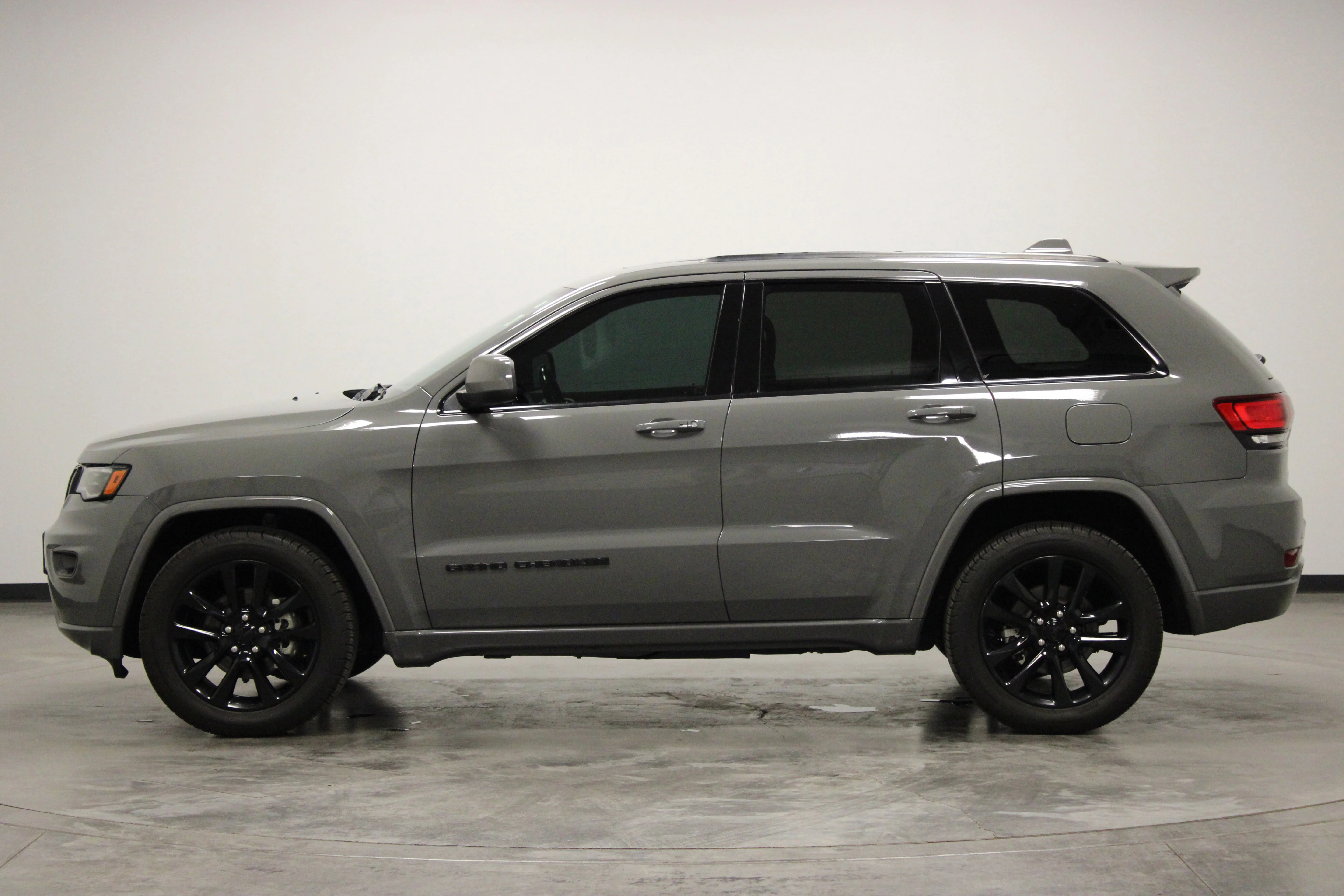 Used 2020 Sting-Gray Clearcoat Jeep Altitude image 5