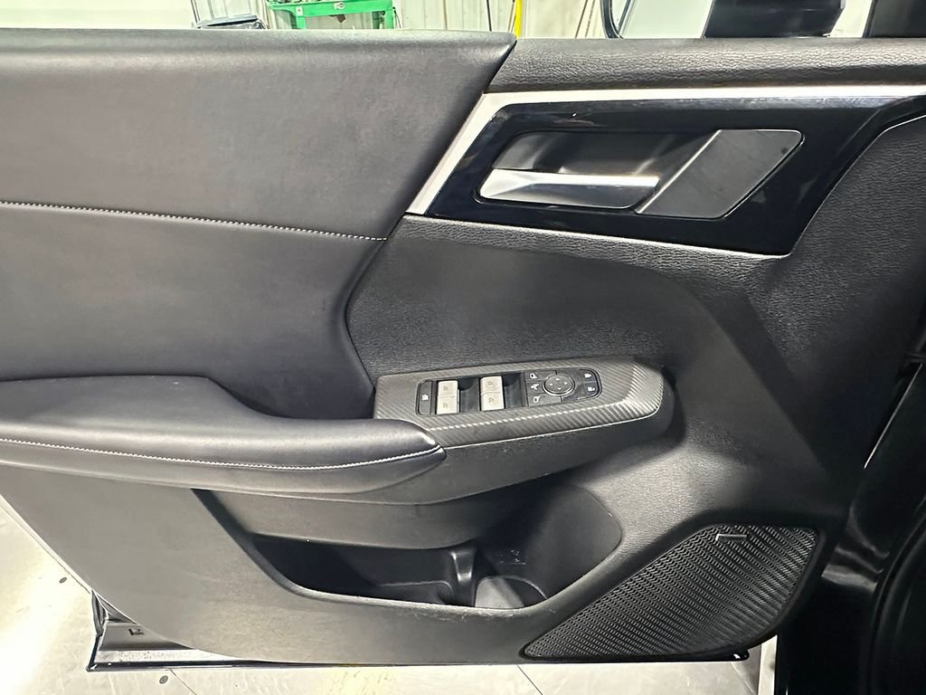Used 2025 Silver Mitsubishi  image 21