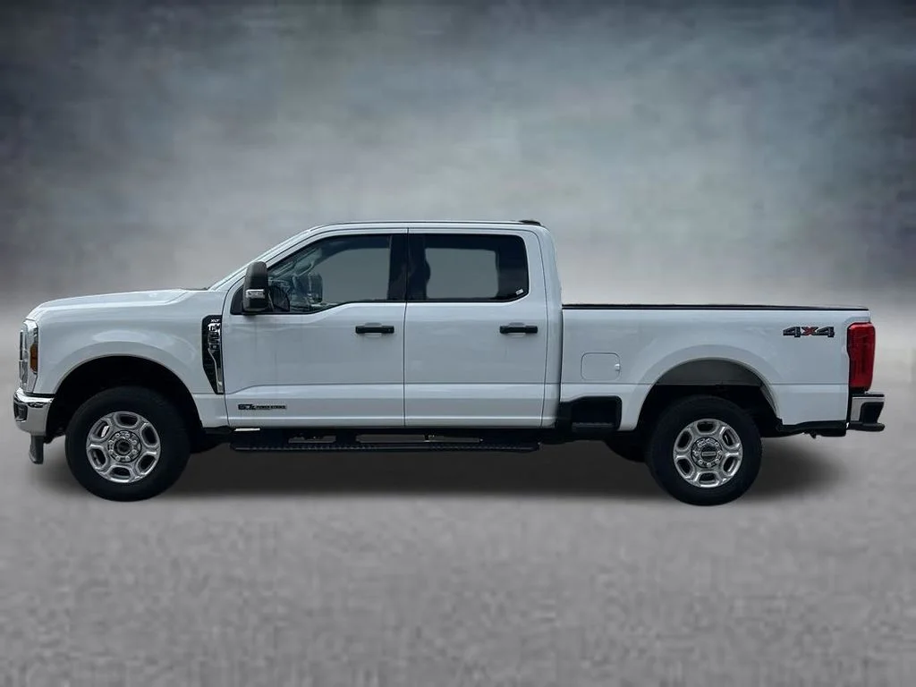 Used 2025 Oxford White Ford XLT image 9