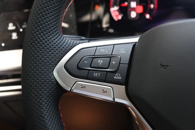 2025 Volkswagen Golf GTI SE - Photo 10