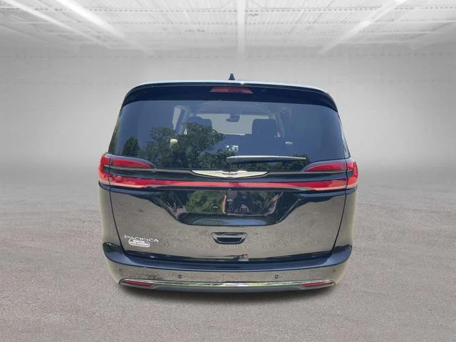 Used 2024 Black Chrysler Touring L image 6