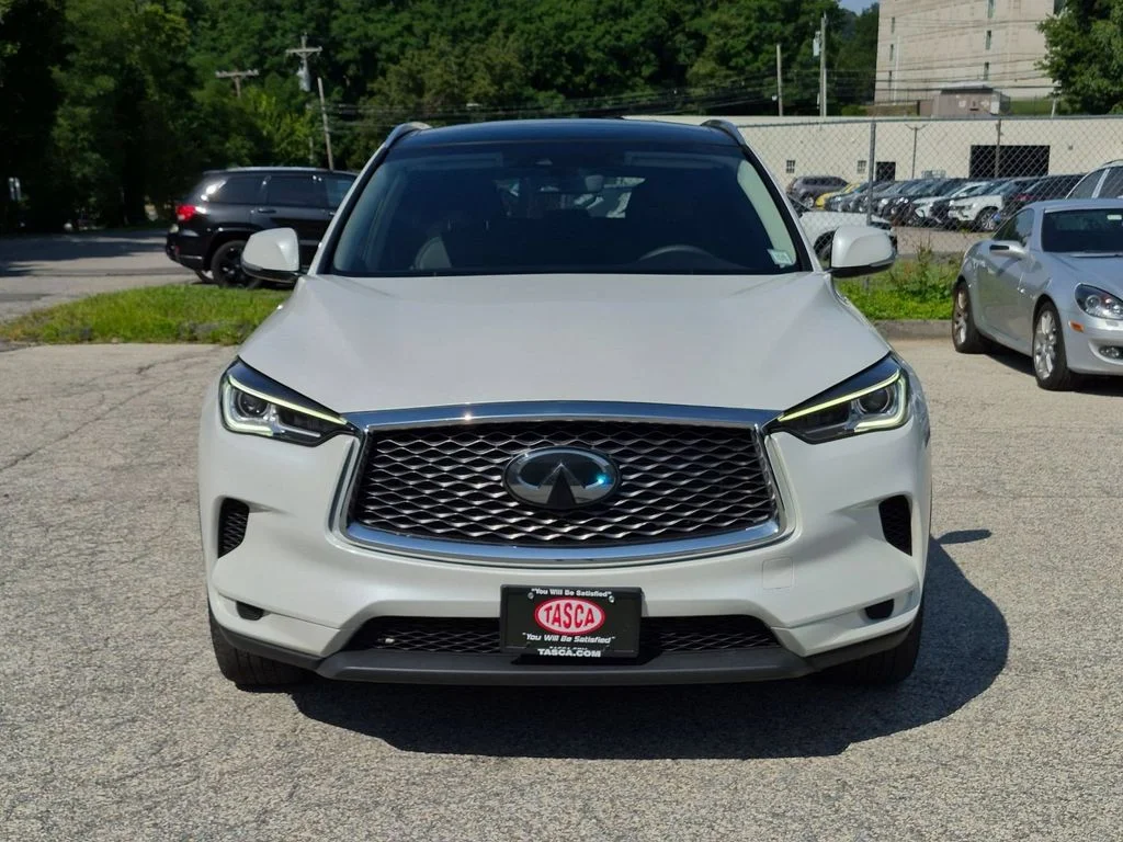 Used 2023 White INFINITI LUXE image 11
