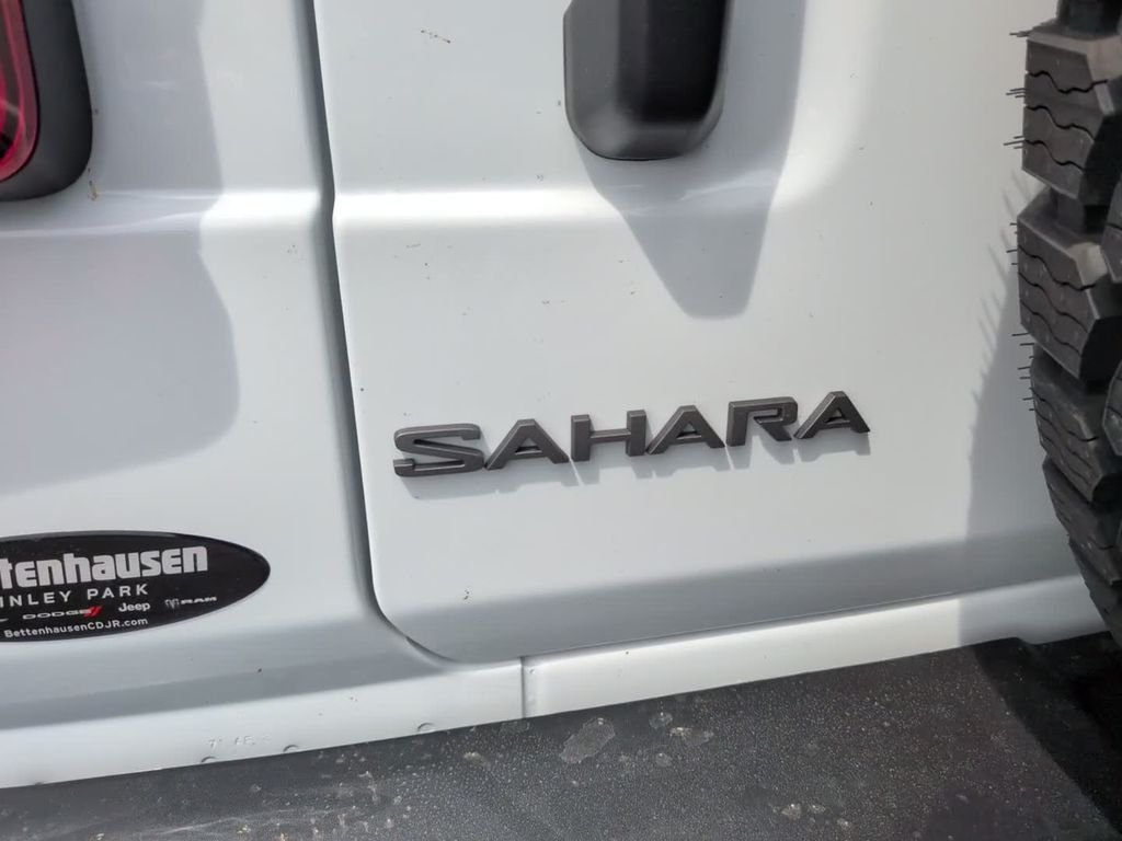New 2026 Bright White Clear-Coat Exterior Paint Jeep Sahara image 8