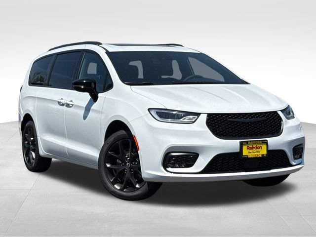 2026 Chrysler Pacifica Limited AWD's photo
