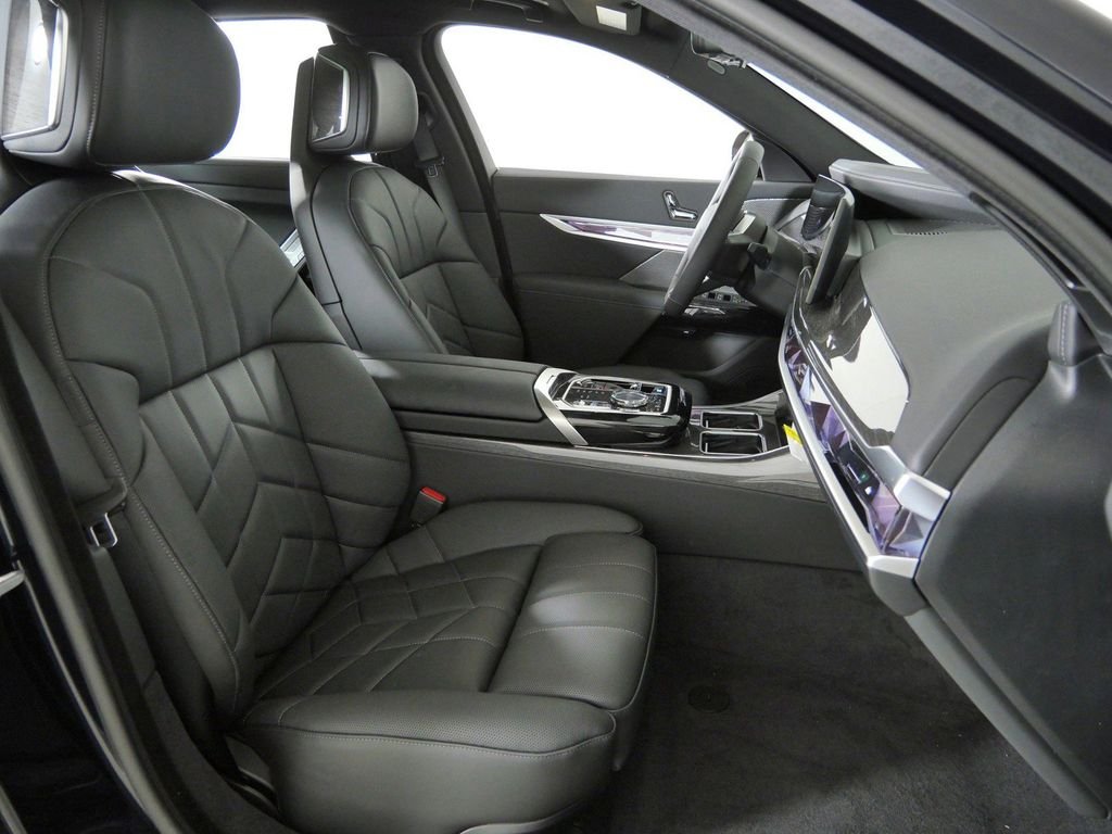 New 2026 Carbon Black Metallic BMW xDrive60 image 22