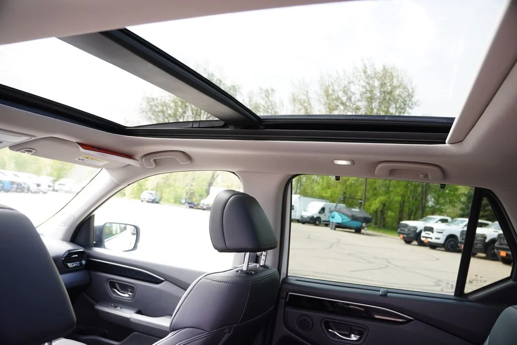 Used 2023 Platinum White Pearl Honda Touring image 19