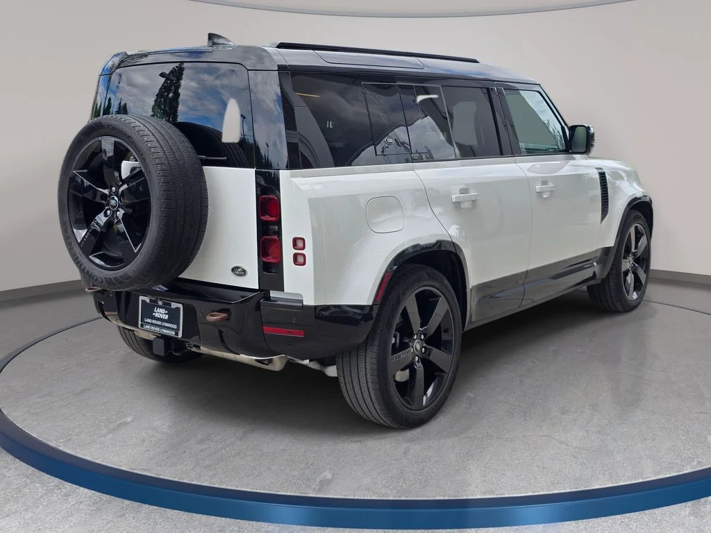 Used 2023 Fuji White Land Rover X-Dynamic SE image 5