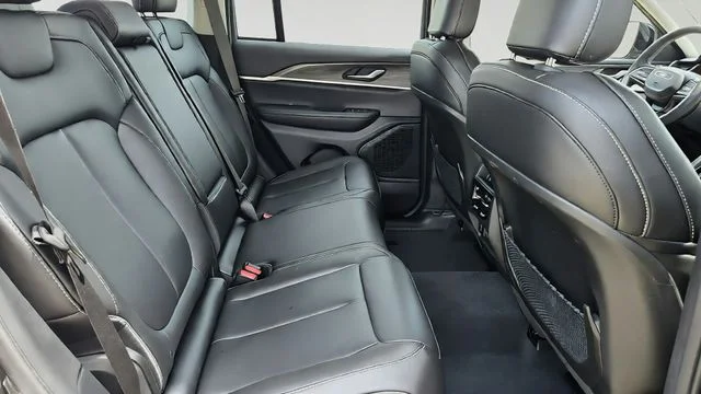 Used 2023 Rocky Mountain Pearlcoat Jeep Limited image 23