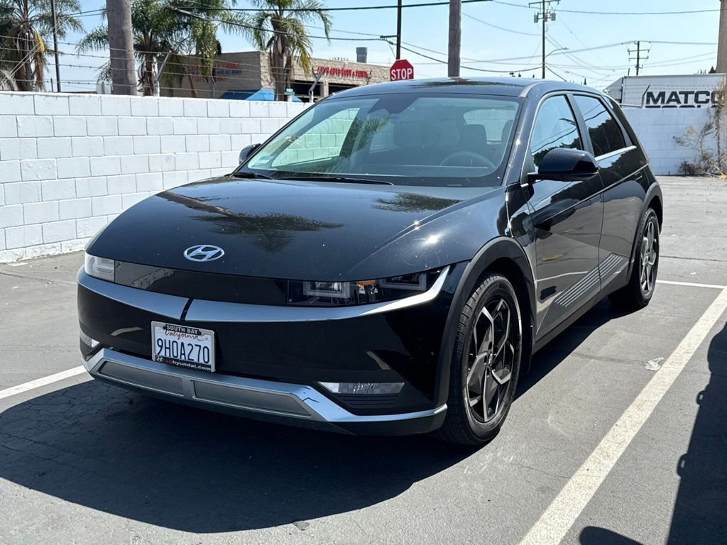 Used 2023 Black Hyundai SE image 2