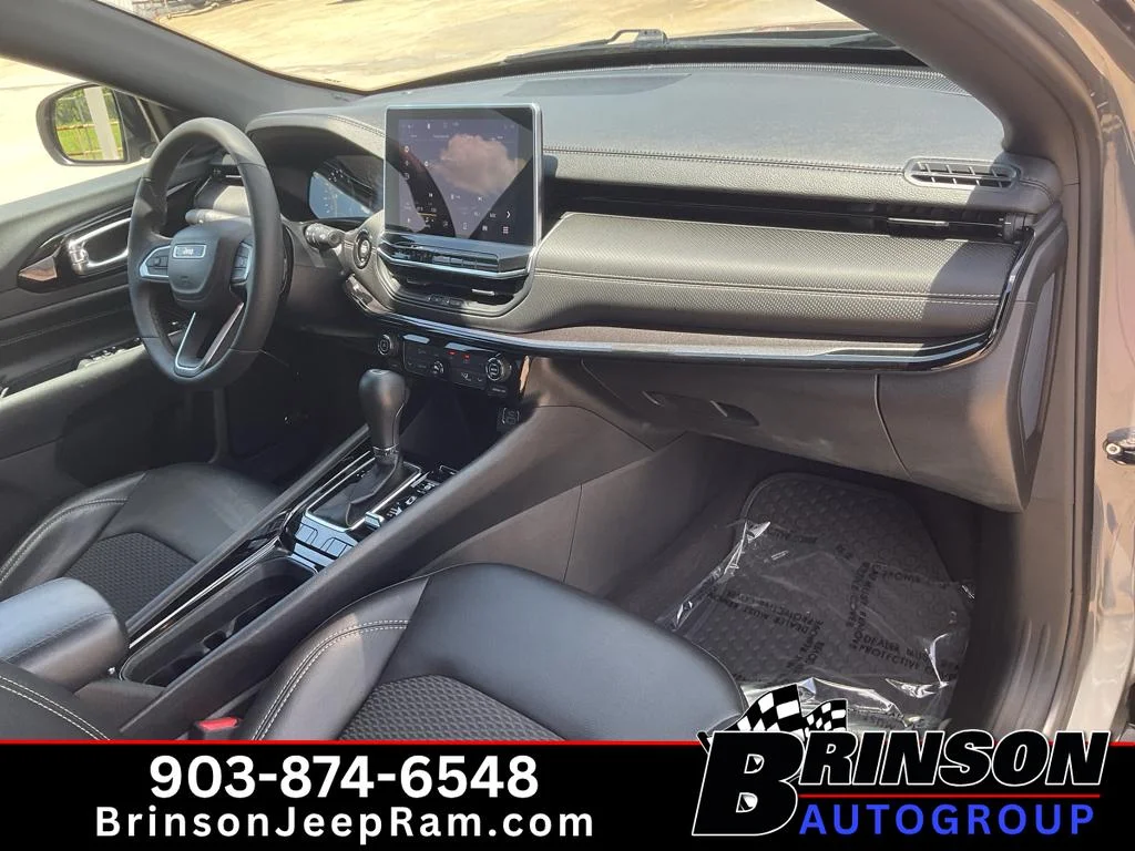 Used 2023 Grey Jeep Altitude image 24