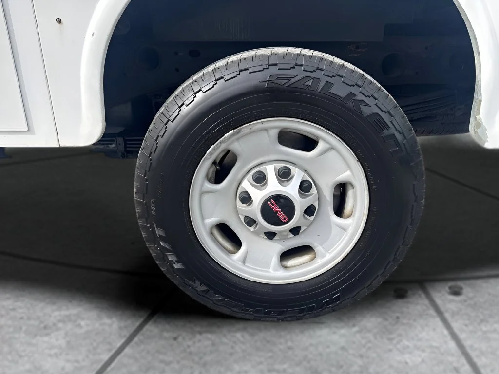 Used 2020 White GMC Base image 21