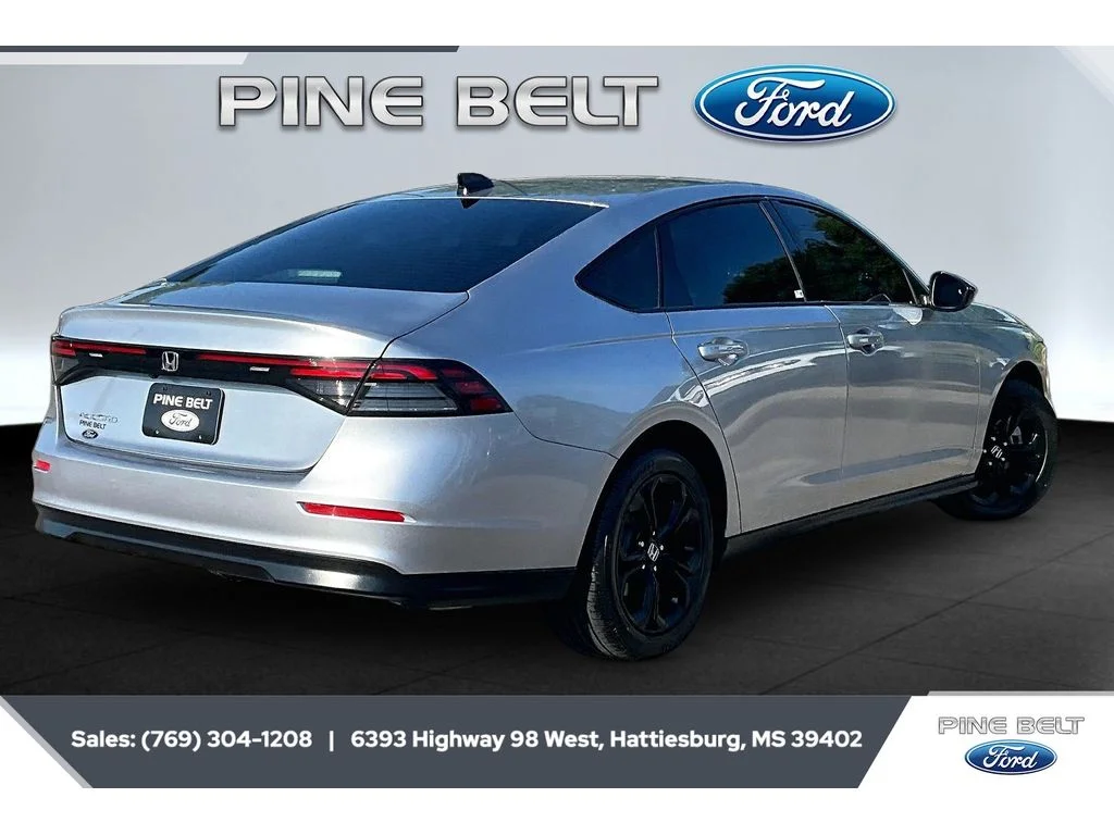 Used 2025 Solar Silver Metallic Honda SE image 11