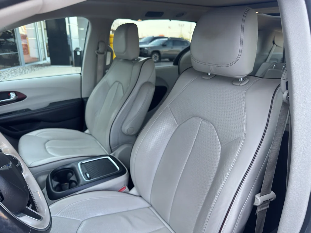 Used 2020 Bright White Clearcoat Chrysler Limited image 10