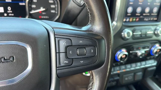Used 2022 White GMC Denali image 25