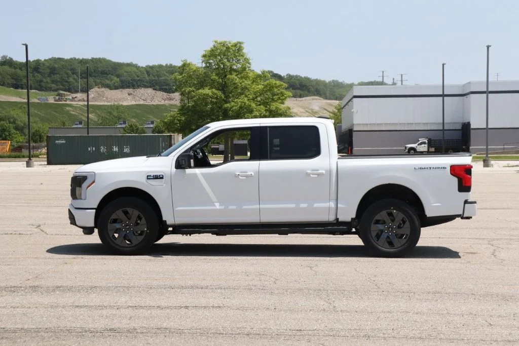 2025 Ford F-150 Lightning Flash - Photo 4
