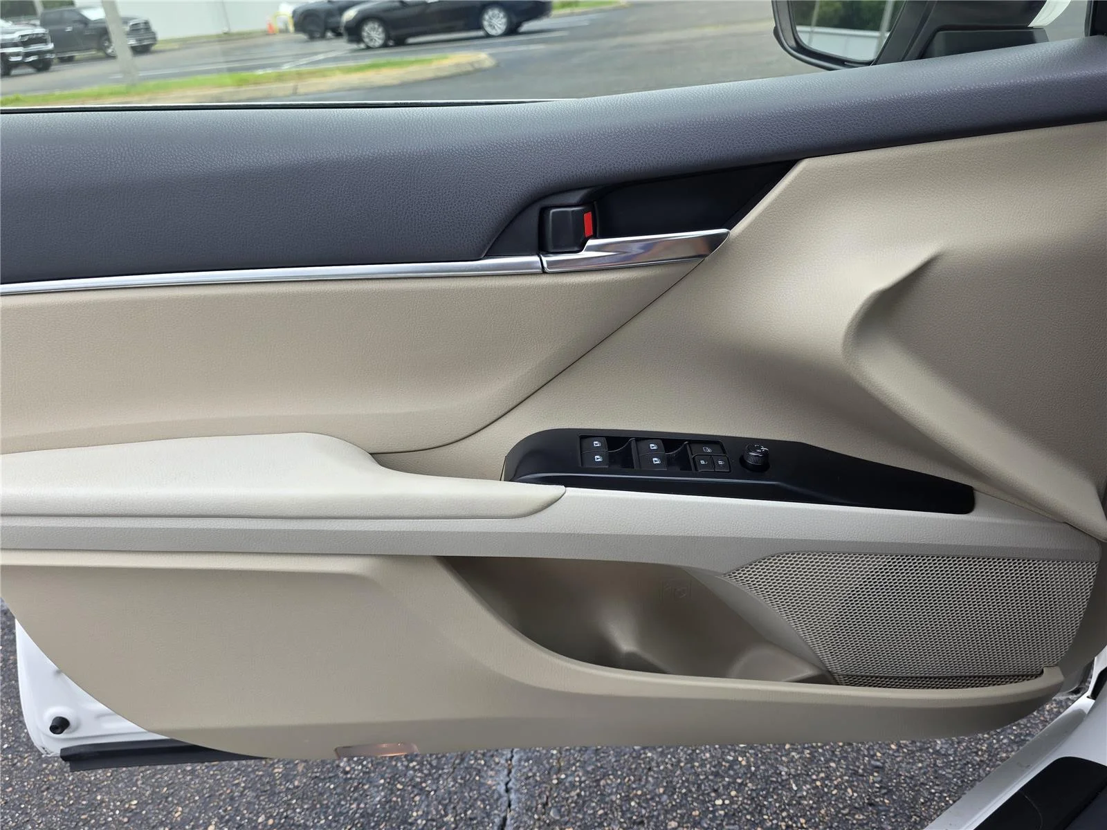 Used 2018 Super White Toyota LE image 12