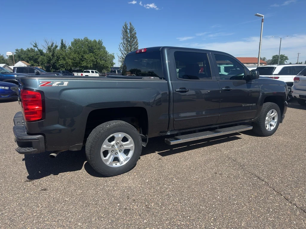 Used 2018 GRAPHITE METALLIC Chevrolet LT image 5